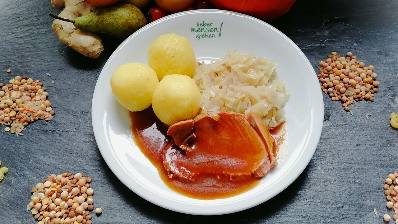 Schweinskeulenbraten (I, L) an Bayrischkraut und Kartoffelklöße (L)