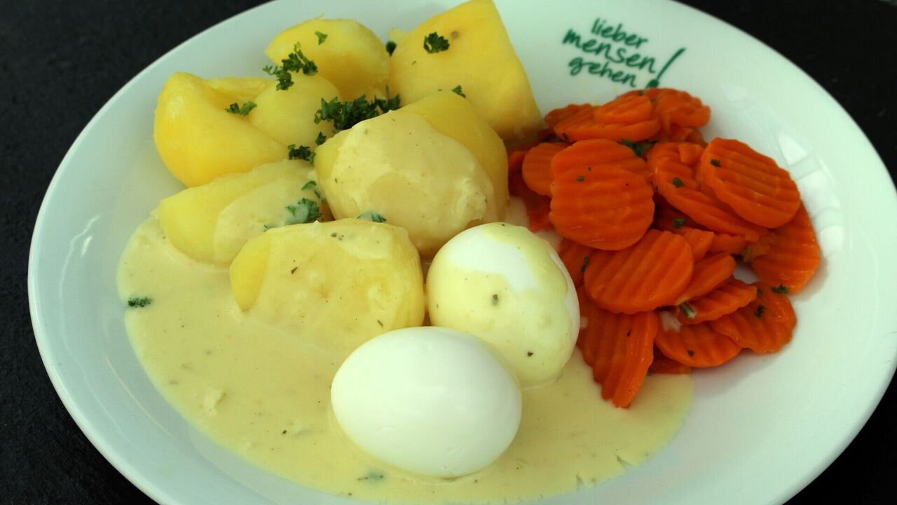 Zwei gekochte Eier (C) mit Senfsoße (A, A1, G, J), dazu Karottengemüse und Petersilienkartoffeln