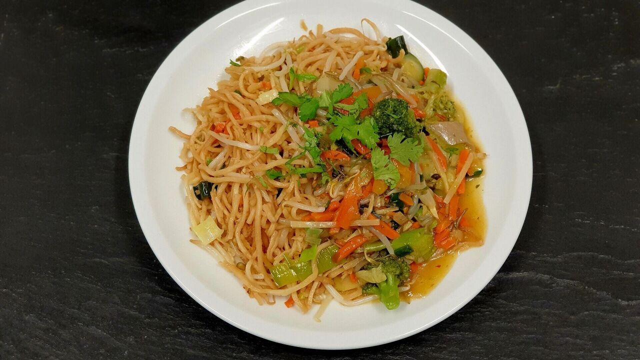 COM/MI CHAY - mit Broccoli, Pilzen und rotem Paprika (A, A1, F), dazu Mie Nudeln (A, A1, F, K) oder Thaireis