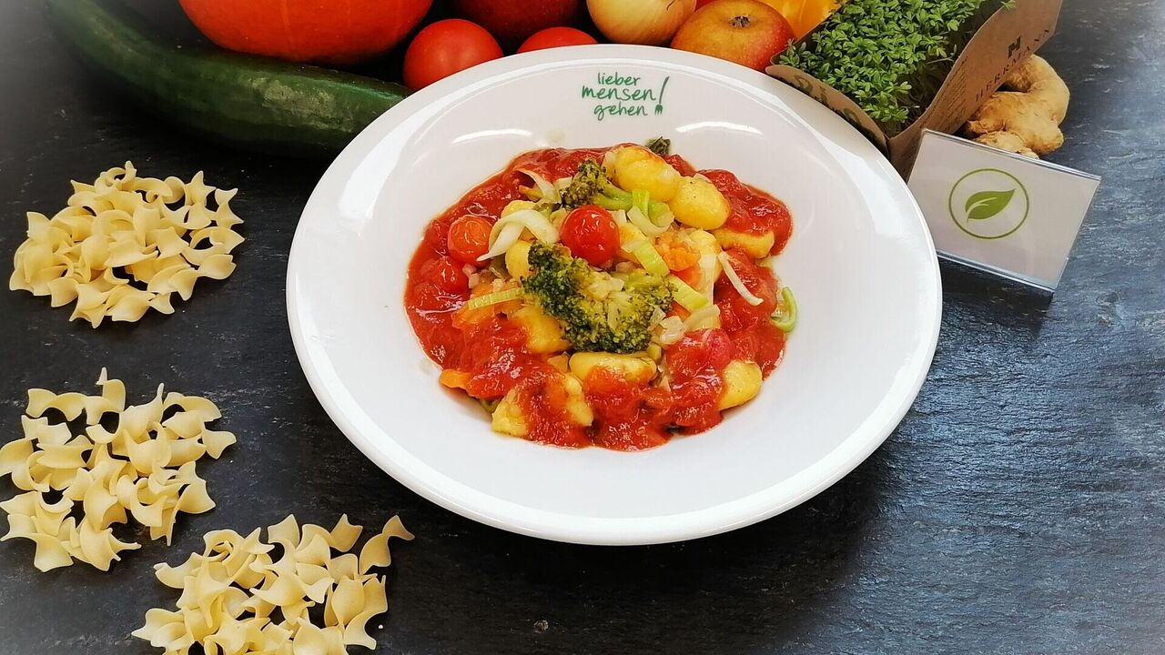 Gnocchipfanne mit Broccoli, Zucchini, Tomaten und Karotten (A, A1), dazu Tomatensoße
