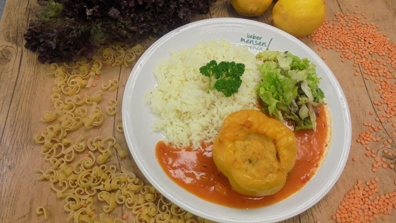 Paprikaschote mit Couscous-Paprikafüllung (A, A1) an Ajvarsoße (F) mit Basmati Reis