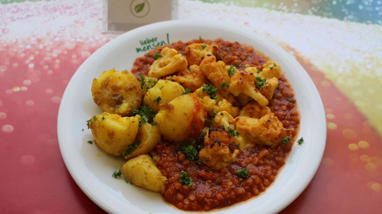 Tandoori-Blumenkohl (A, A4, H, H1), scharf mariniert und gebacken auf Linsen-Mangocurry, dazu Curry-Kartoffeln