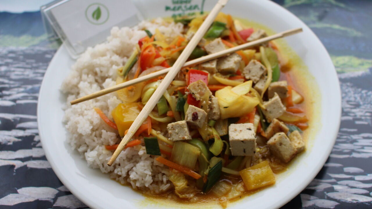 Wokpfanne "Kanton Art" mit Tofu, Lauch, Sprossen, Paprika und Möhre (A, A1, F), dazu Thaireis (auch mit Pute erhältlich)