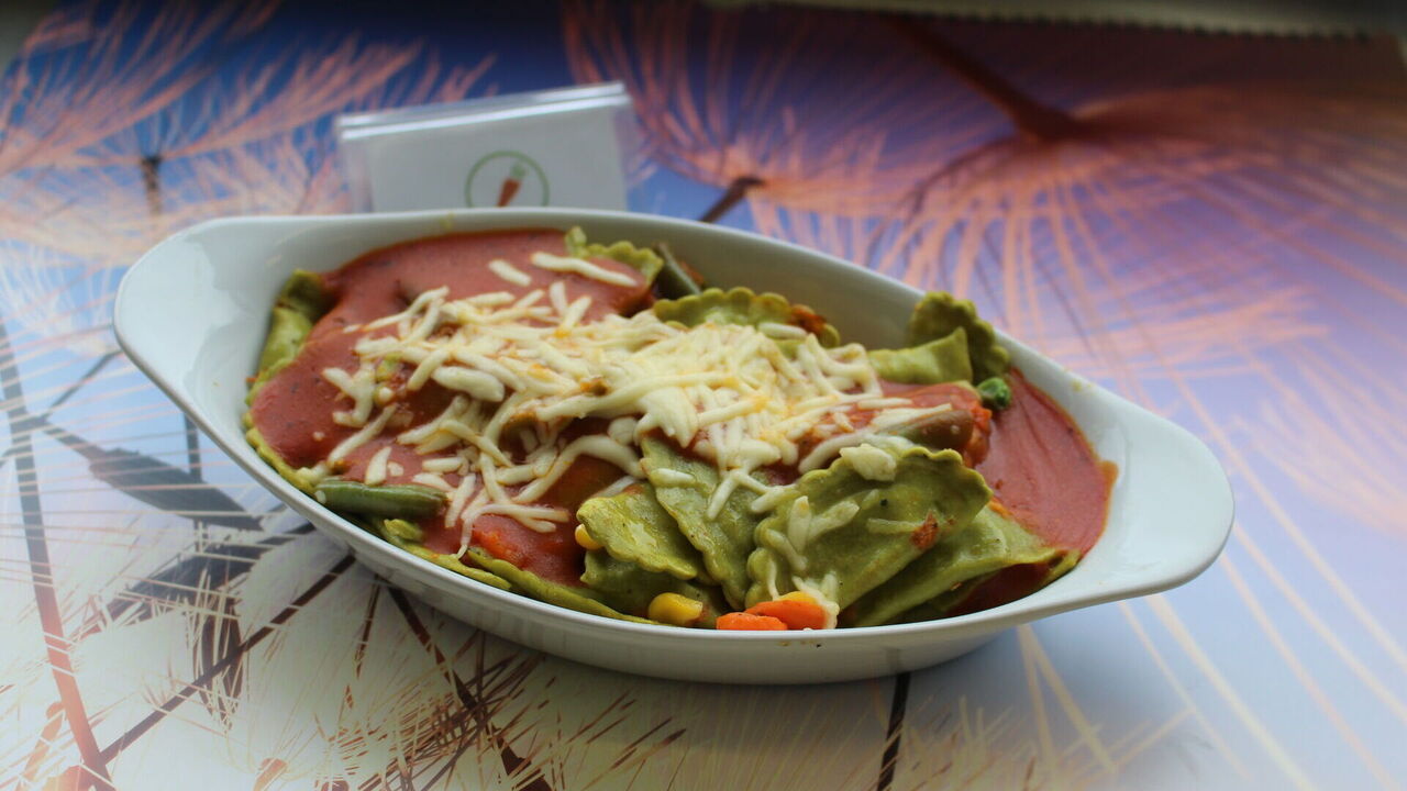 Grüne Tortelloni mit Spinat-Ricotta Füllung (A, A1, G), Tomaten-Gemüsesoße und Käse gratiniert (A, A1)