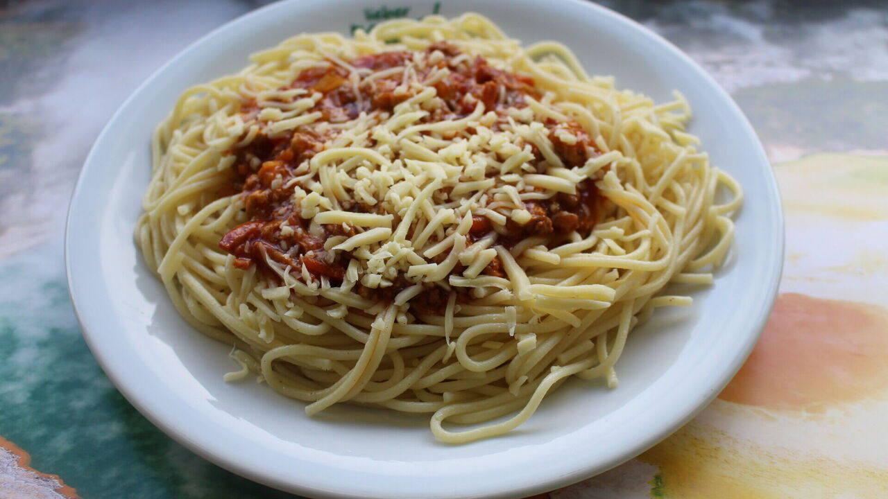 Spaghetti (A, A1) mit Schinken-Hackfleischsoße (I), dazu geriebener Käse (G)
