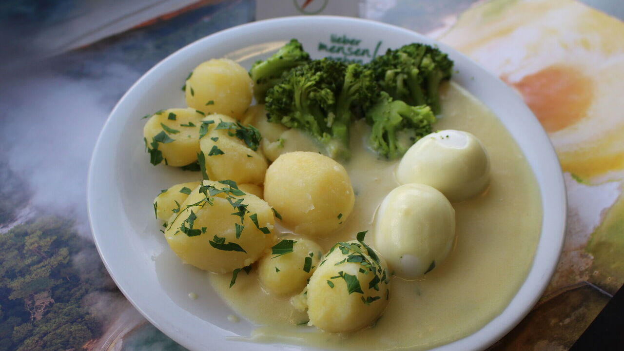 Zwei gekochte Eier in Senfsoße (A, A1, C, G, J), dazu Broccoli und Petersilienkartoffeln