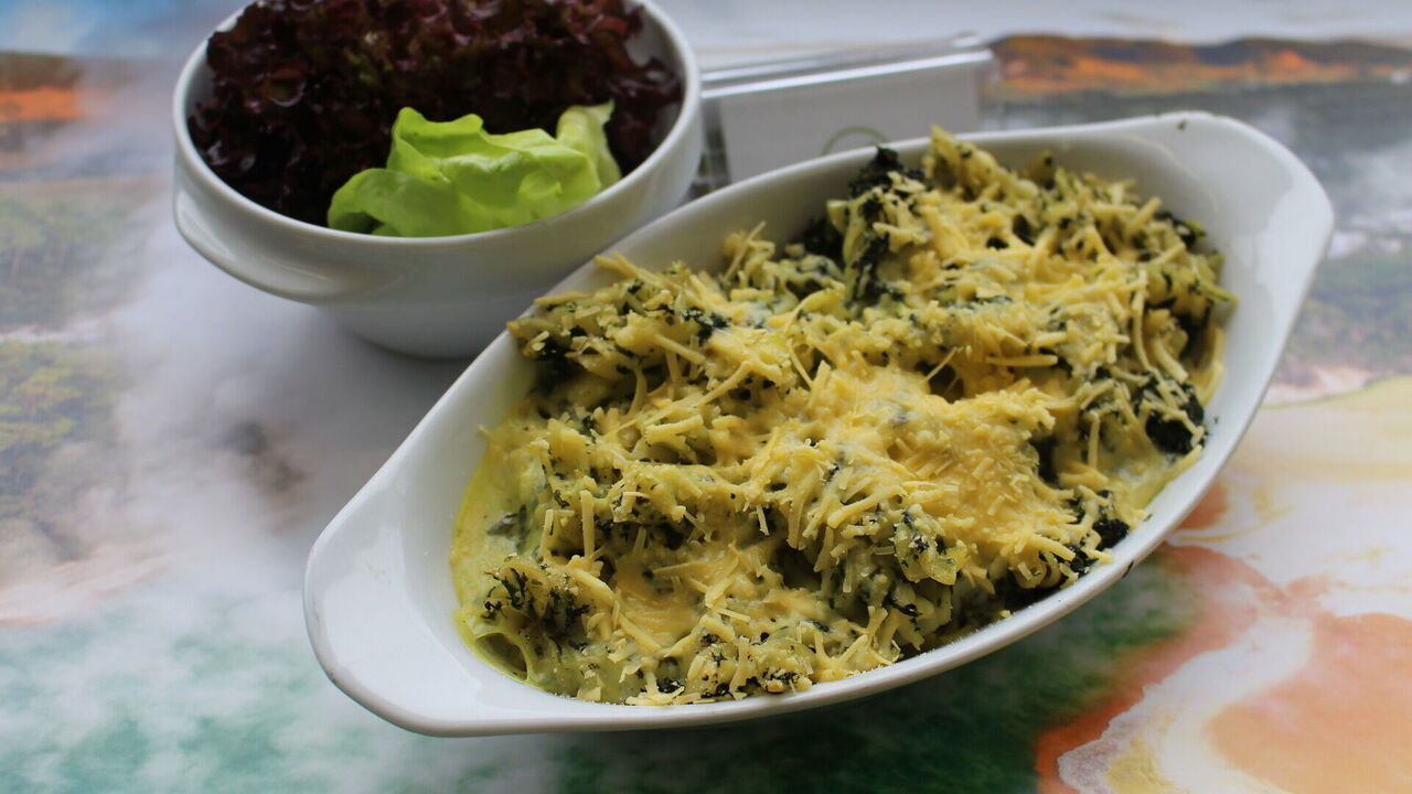 Nudelauflauf mit Spinatsoße und veganen Käse (A, A1, F), dazu Zupfsalat