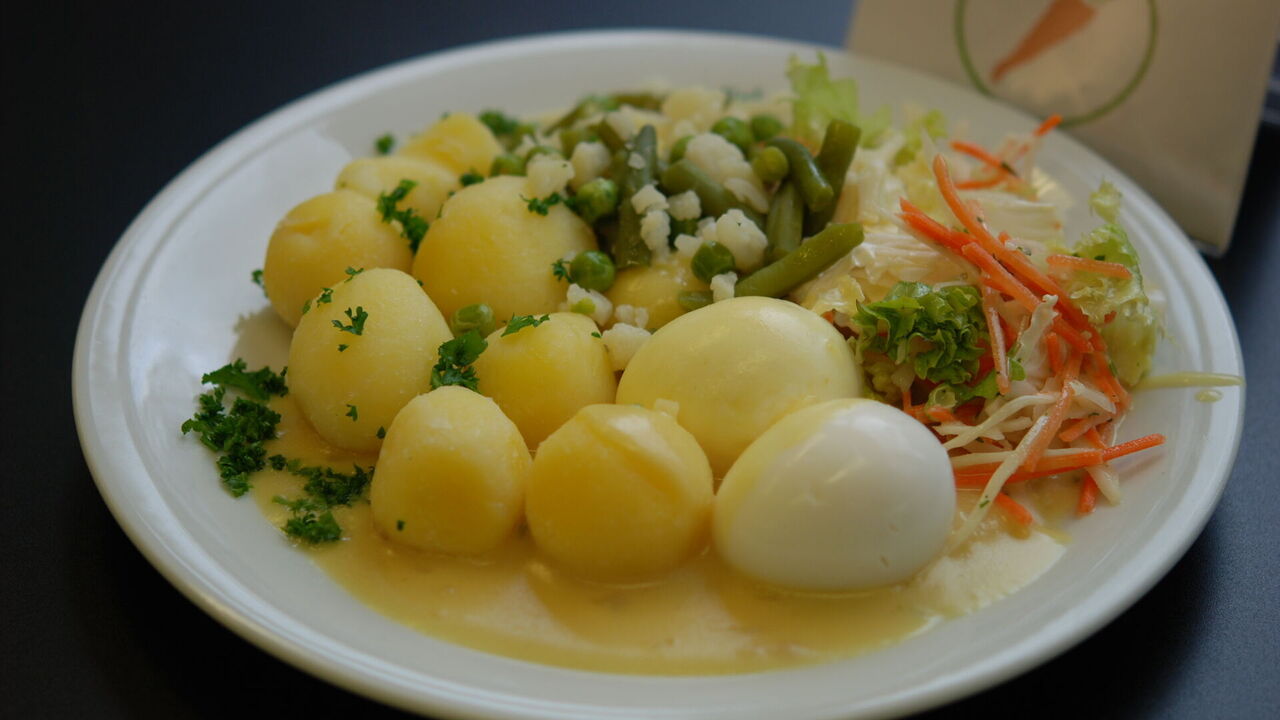 Zwei Eier in Senfsoße (A, A1, C, F, G, J), dazu buntes Gemüse, Petersilienkartoffeln und Salat (J)