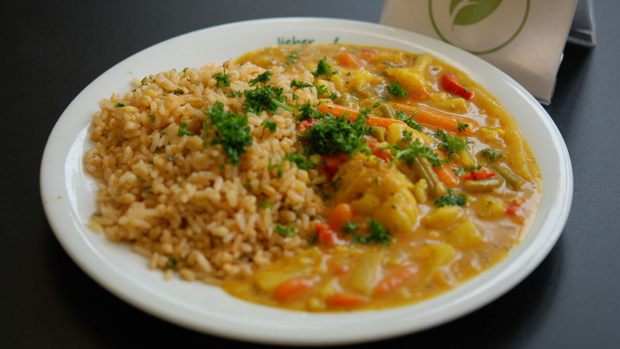 Gemüseragout in Kokossoße mit Ananas und Curry (F) auf Zartweizen - Reis - Mix (A, A1)