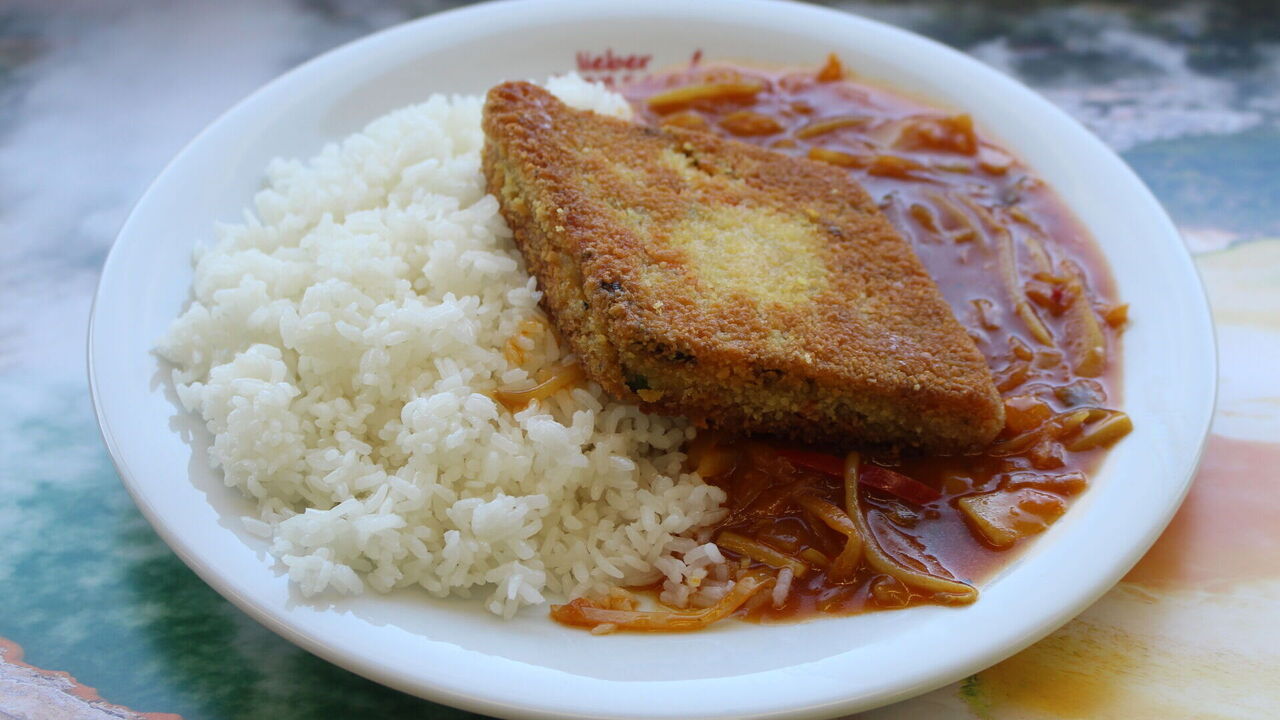 China-Knusperschnitte (A, A1) auf asiatischer Gemüsesoße (A, A1, F), dazu Thai-Reis