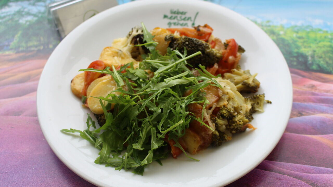 Bratkartoffeln mit Tomate, Broccoli und veganem Mozzarella, dazu Rucola
