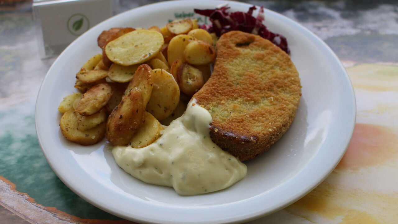 Gemüseschnitzel (A, A1, A5) mit veganer Remouladensoße (F, J), dazu Bratkartoffeln