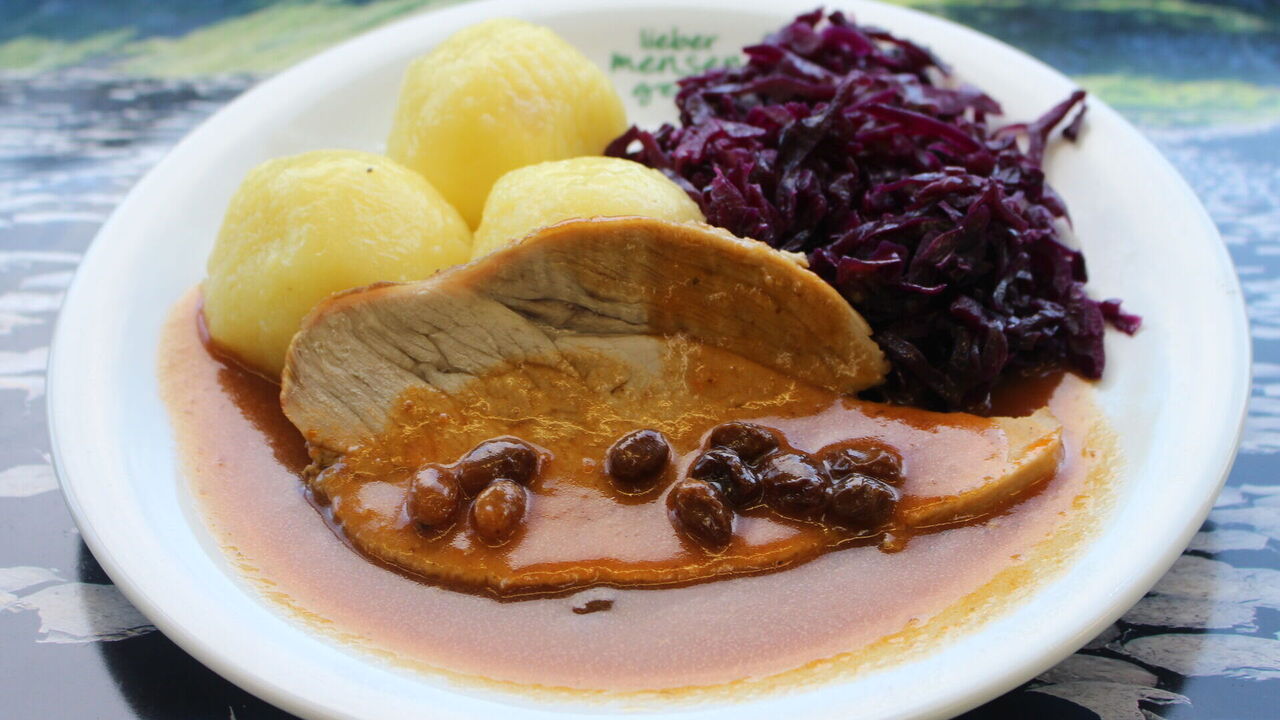Dresdener Sauerbraten vom Schwein (A, A1, A2), dazu Apfelrotkohl und Kartoffelklöße (L)