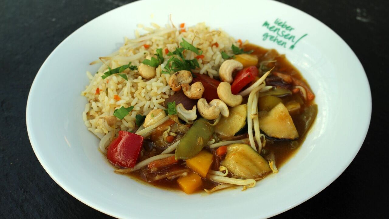 Gemüse Chop suey (A, A1, F, K), dazu gebratener Reis mit gerösteten Cashewkernen und Sprossen (H, H4)