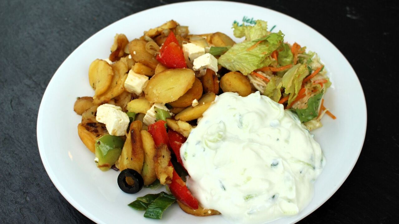 Griechische Bratkartoffeln mit Tsatsiki (G) und Salat (J, L)