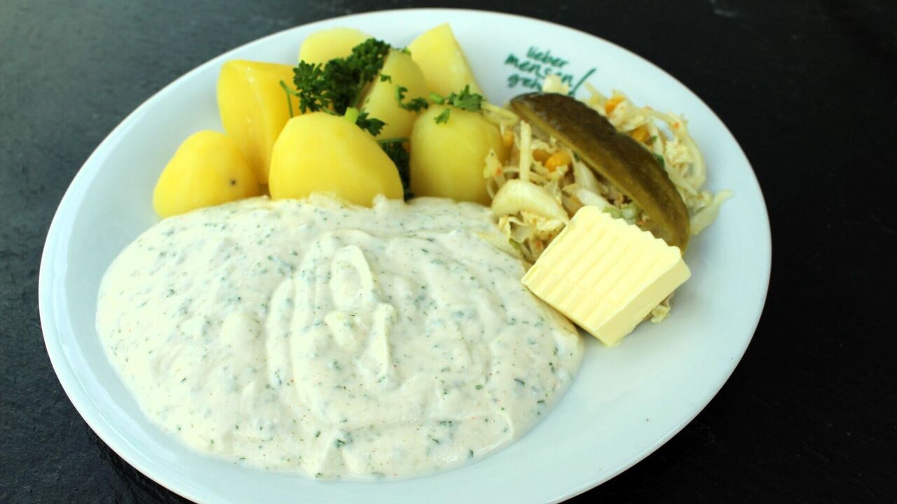 Petersilienkartoffeln mit Kräuterquark (G, J), Butter (G) Gewürzgurke (J) und Salat (J, L) - gerne auch mit Leberwurst - (G, J)