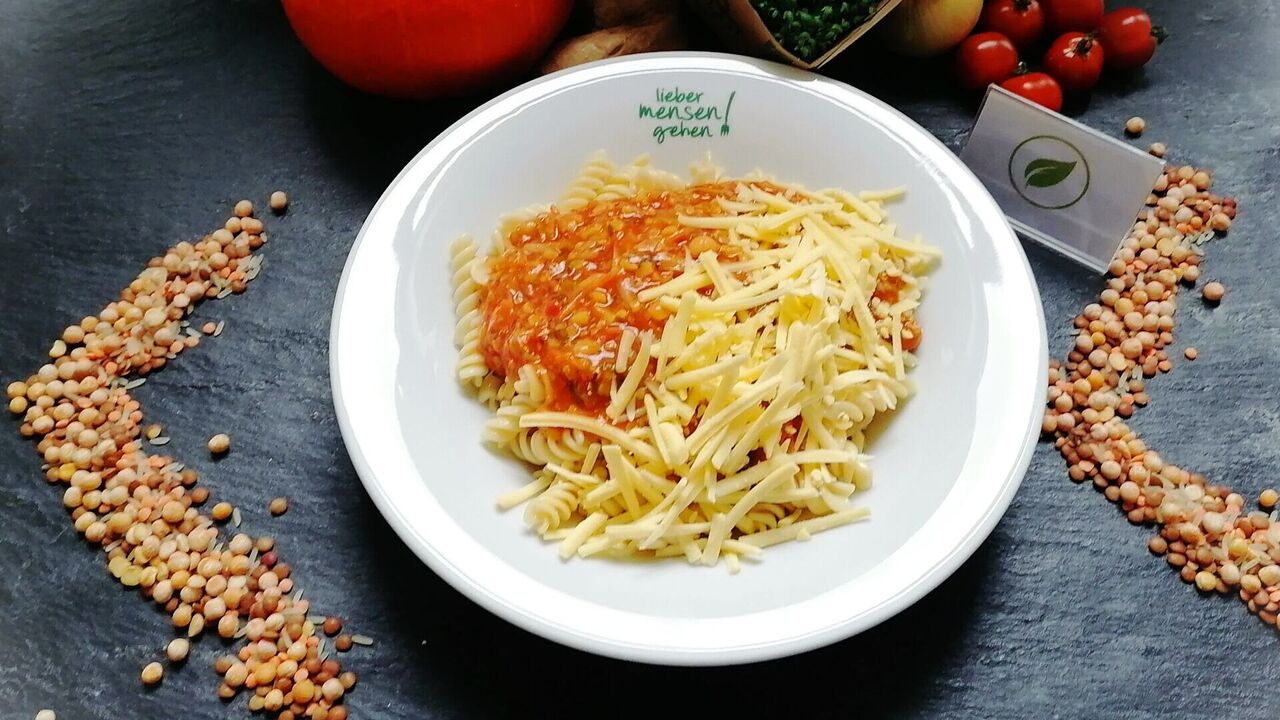 Spirelli (A, A1) mit Kichererbsenbolognese (I) und veganem Schmelz oder geriebener Käse (G) (dann nicht mehr vegan)