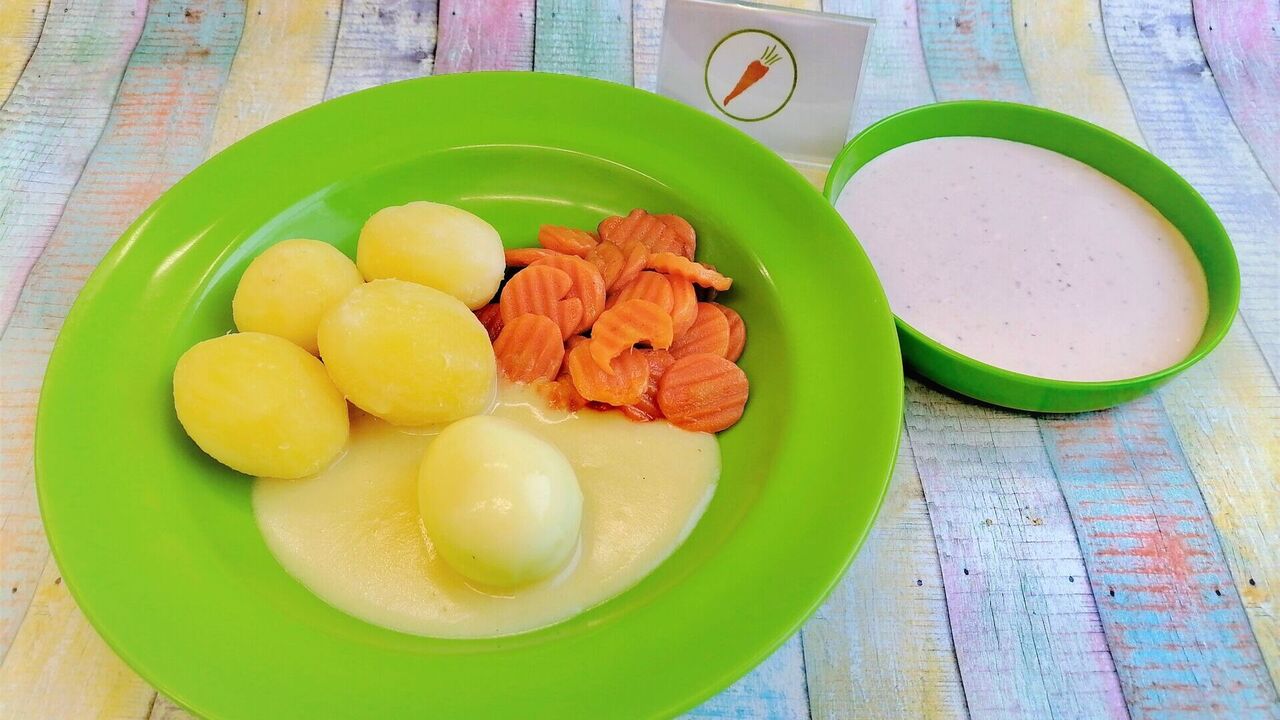 Gekochte Eier (C) mit Senfsoße (A, A1, G, J), Karottengemüse und Salzkartoffeln, dazu Naturjohurt mit Erdbeeren (G)