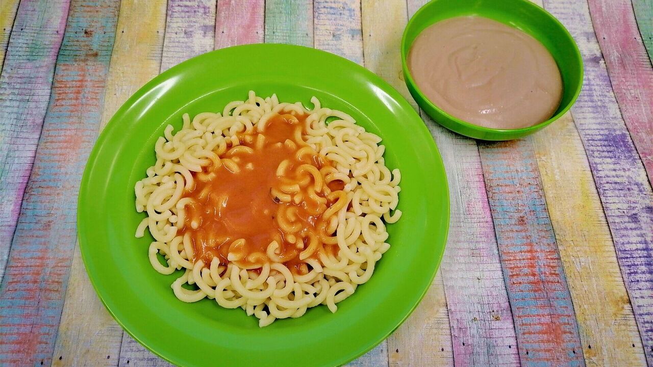 Gabelspaghetti (A, A1) mit Tomaten-Mozzarellasoße (A, A1, G), dazu Quarkpudding (G)