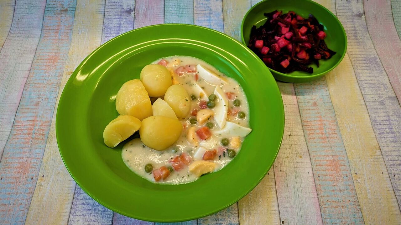 Eierragout mit buntem Gemüse (A, A1, C, G) und Kartoffeln, dazu Rote-Bete-Salat mit Apfel