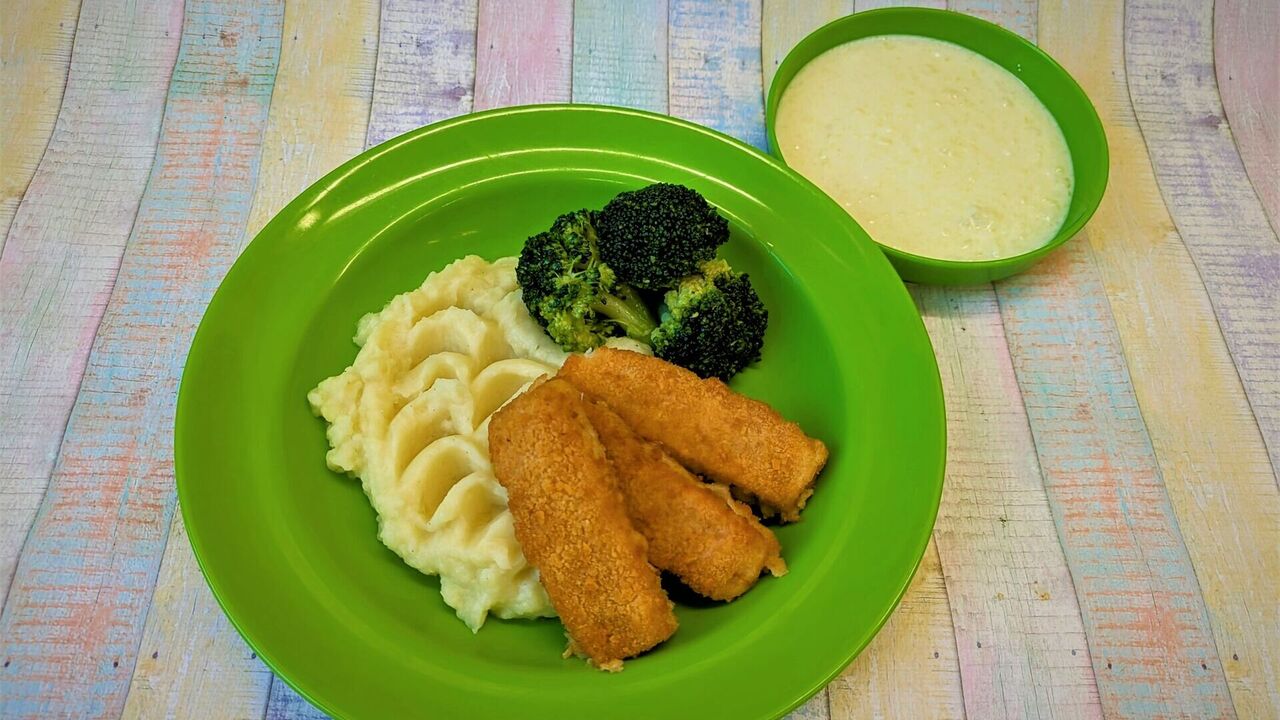Fischstäbchen (A, A1, D) mit Broccoligemüse und Kartoffelpüree (G), dazu Naturjoghurt mit Mango (G)
