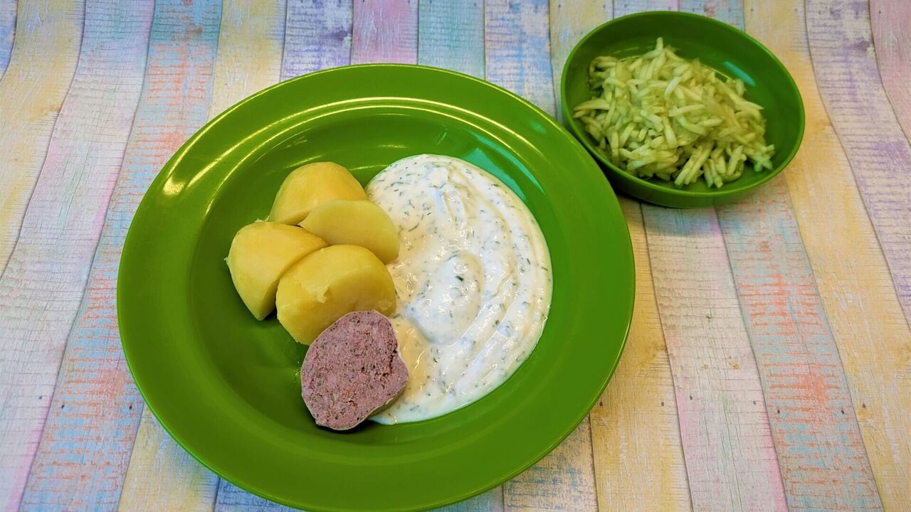 Kräuterquark (G) mit Leberwurst und Kartoffeln, dazu Gurkensalat