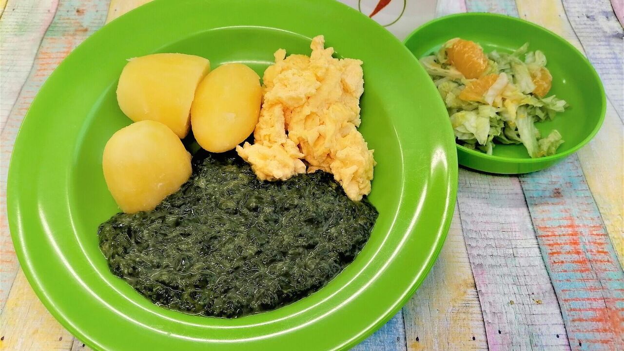 Rahmspinat (A, A1, G) mit Rührei (C) und Kartoffeln, dazu Eisbergsalat mit Mandarinen