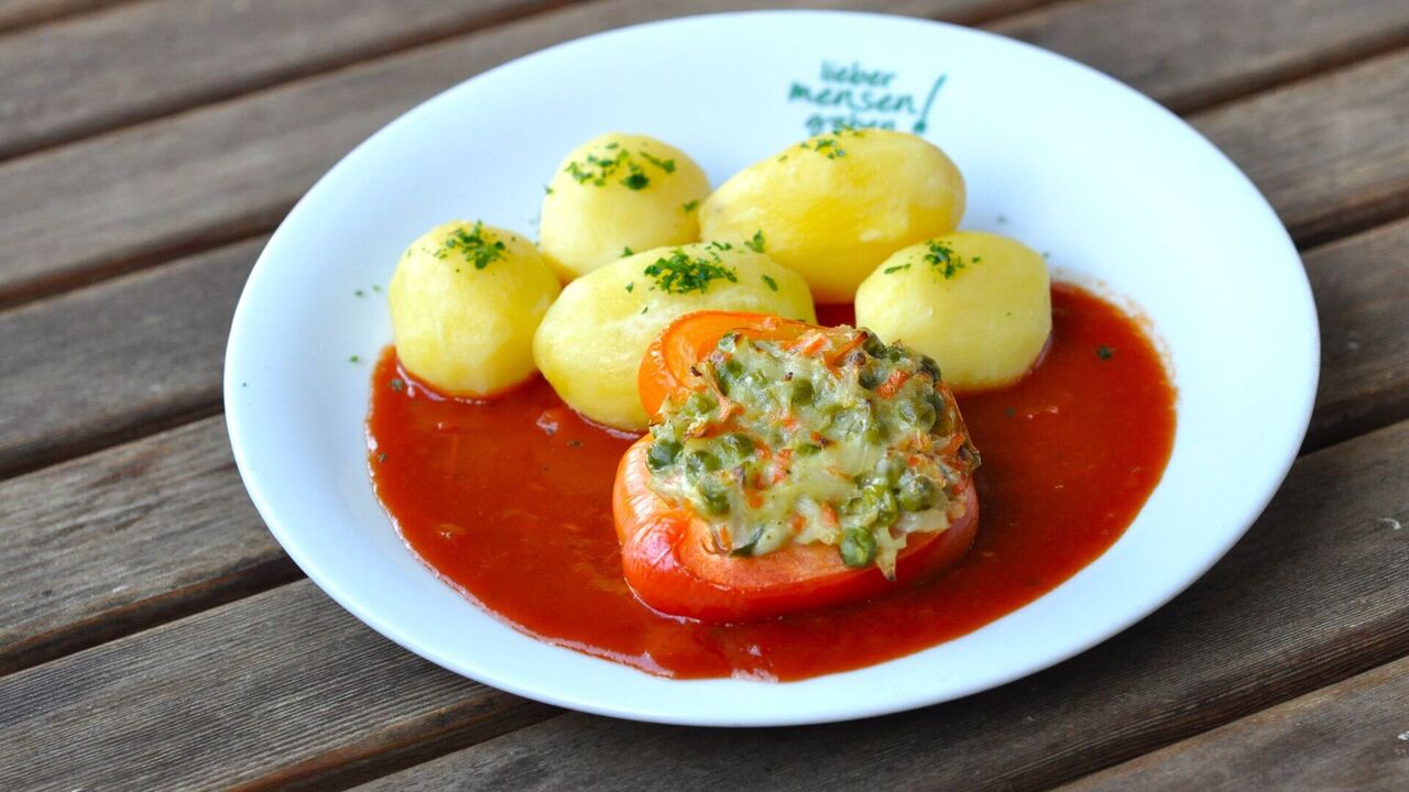 Paprikaschote gefüllt mit Gemüse (F, I) auf Tomatensoße , dazu Petersilienkartoffeln