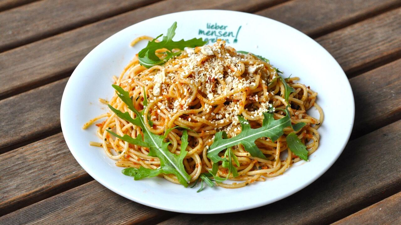 Spaghetti mit Tomatenpesto (A, A1, H, H1) und Cashewkern- Sesamtopping (H, H4, K)