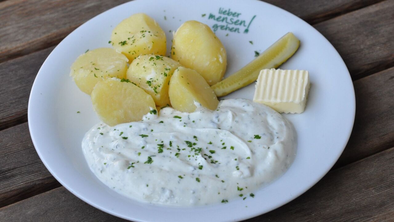 Kräuterquark mit Butter, Gewürzgurke (G, J) und Kartoffeln