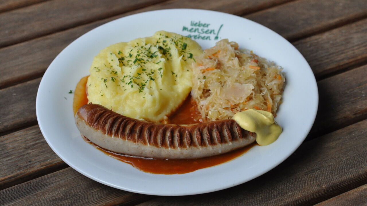 Bratwurst (J) mit Bratensoße (I), Sauerkraut und Kartoffelpüree (G)
