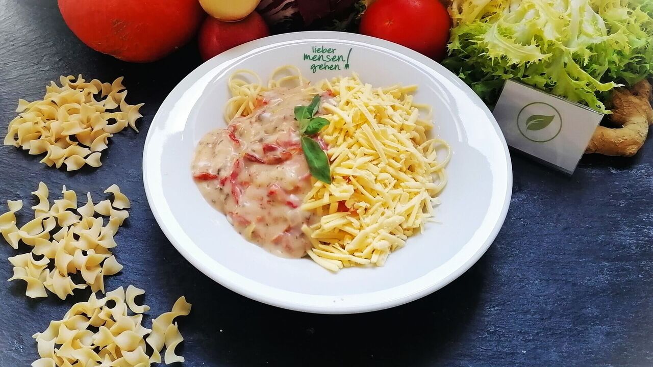 Spaghetti (A, A1) mit Basilikumsoße und getrockneten Tomaten (A, A1, F), dazu veganer Schmelz oder geriebener Käse (G) (dann nicht mehr vegan)