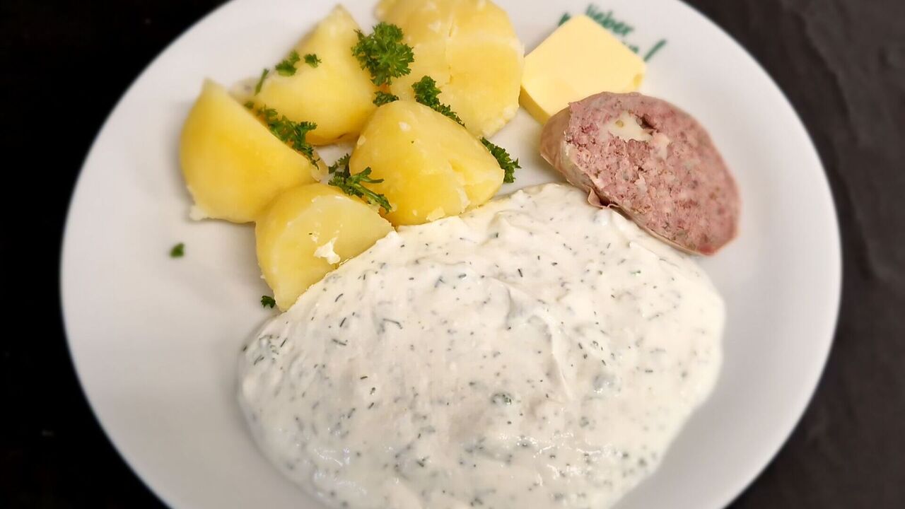 Kräuterquark (G, J) mit Petersilienkartoffeln und Leberwurst, vegetarische Variante mit Butter und Gurke