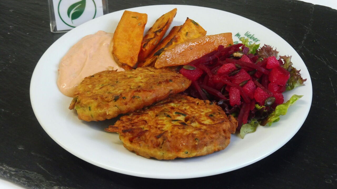 Karotten-Zucchini-Pakoras mit Paprika-Soja-Dip (F, J) und Süßkartoffeln, dazu Rote Bete-Birnensalat mit gerösteten Kürbiskernen (L)