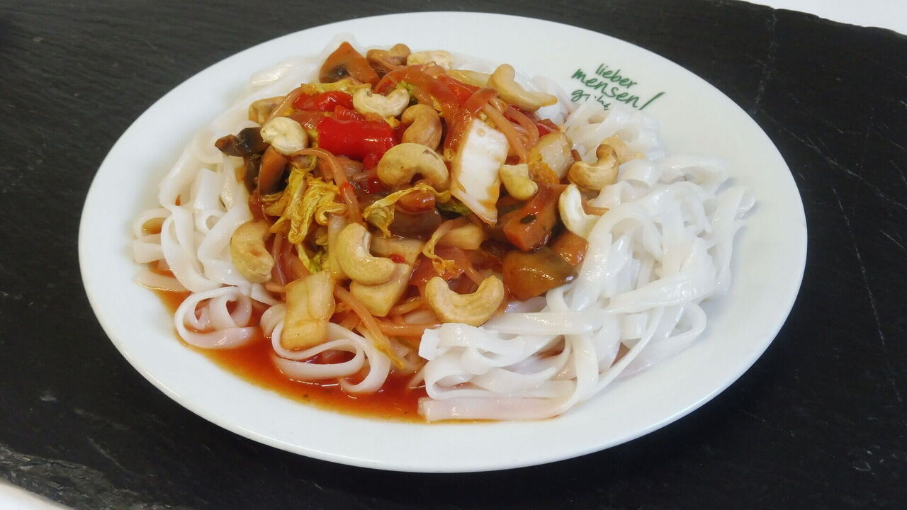 Thailändische Gemüsepfanne mit Paprika, Zucchini, Sprossen, Champignons und Chinakohl (F, H, H4), dazu Reisnudeln