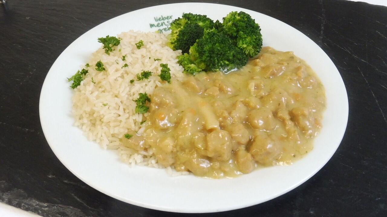 Sojafrikassee mit Gemüse und Spargel (A, A1, F, I, J), dazu Broccoli und Reis