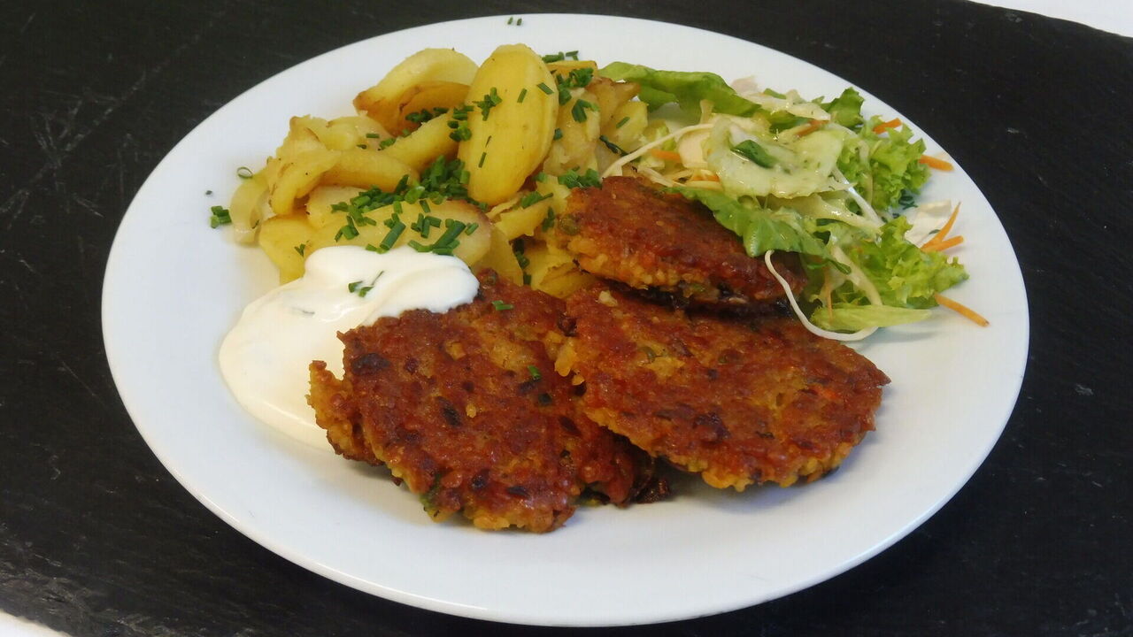 Türkische Linsenmedaillons (A, A1) mit Soja-Minz-Dip (F), dazu Bratkartoffeln und Salat (J)