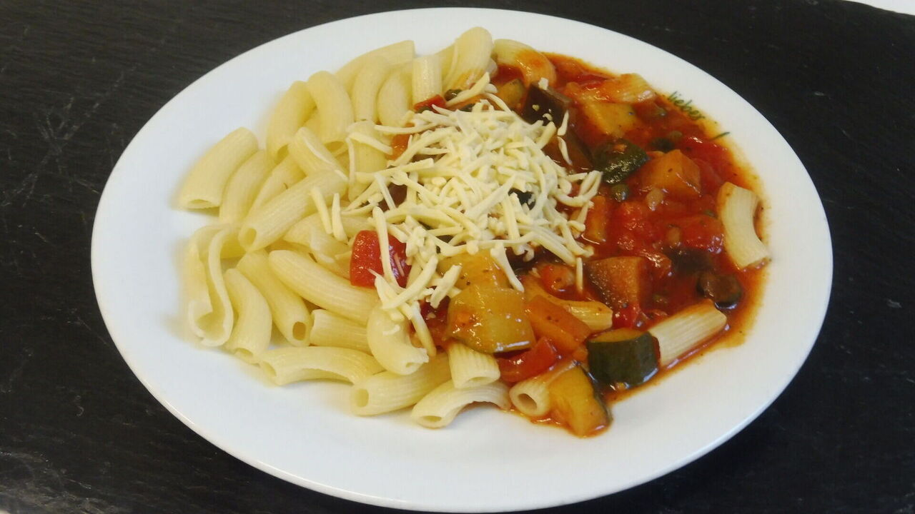 Hausgemachte Pasta alla sicilliana mit Tomaten, Oliven, Zucchini und und Auberginen (A, A1)