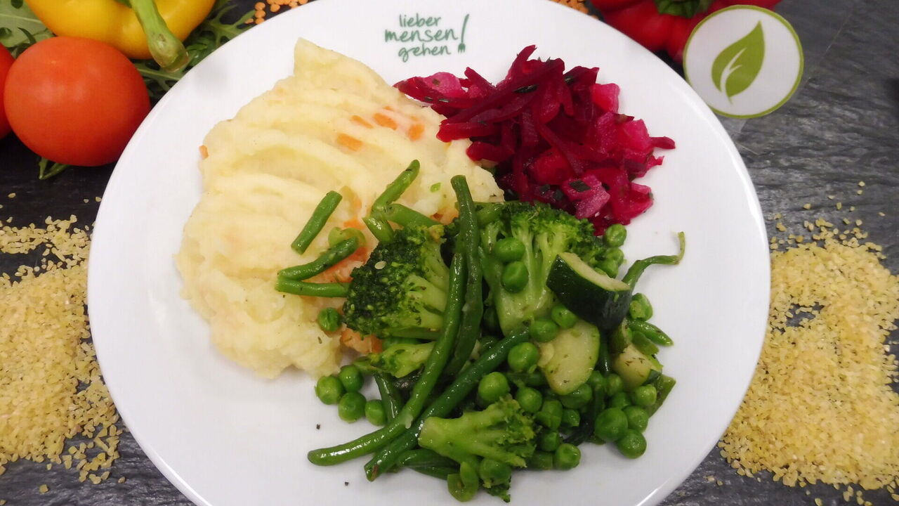 Grüner Gemüse-Mix, gebraten mit Möhren-Kartoffelpüree (F) und Rote-Bete Salat (L)