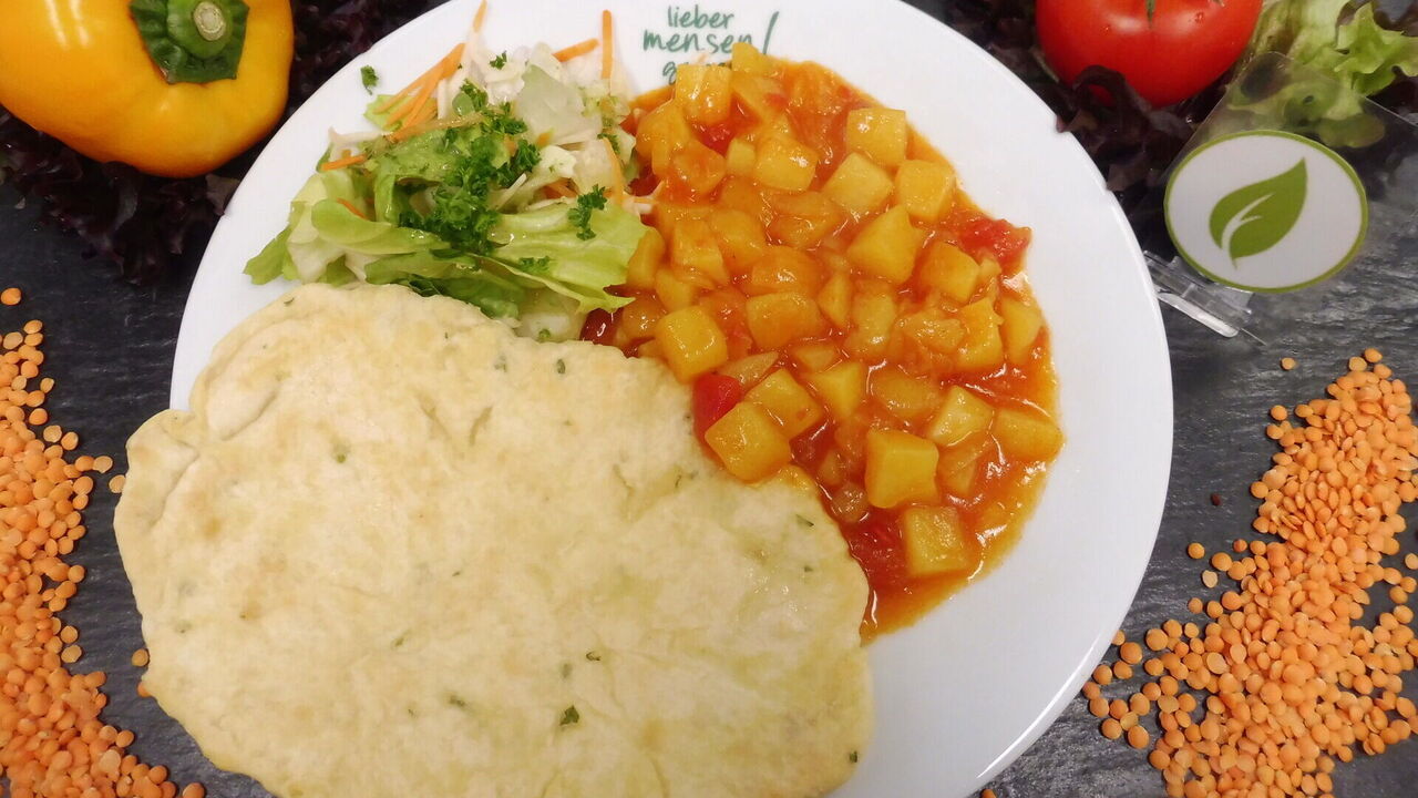 Shogok - Kartoffelcurry mit Basmati Reis, dazu Salat (J)