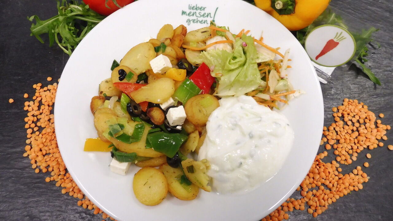 Griechische Bratkartoffeln (G) mit Tsatsiki (G) und Salat (J)