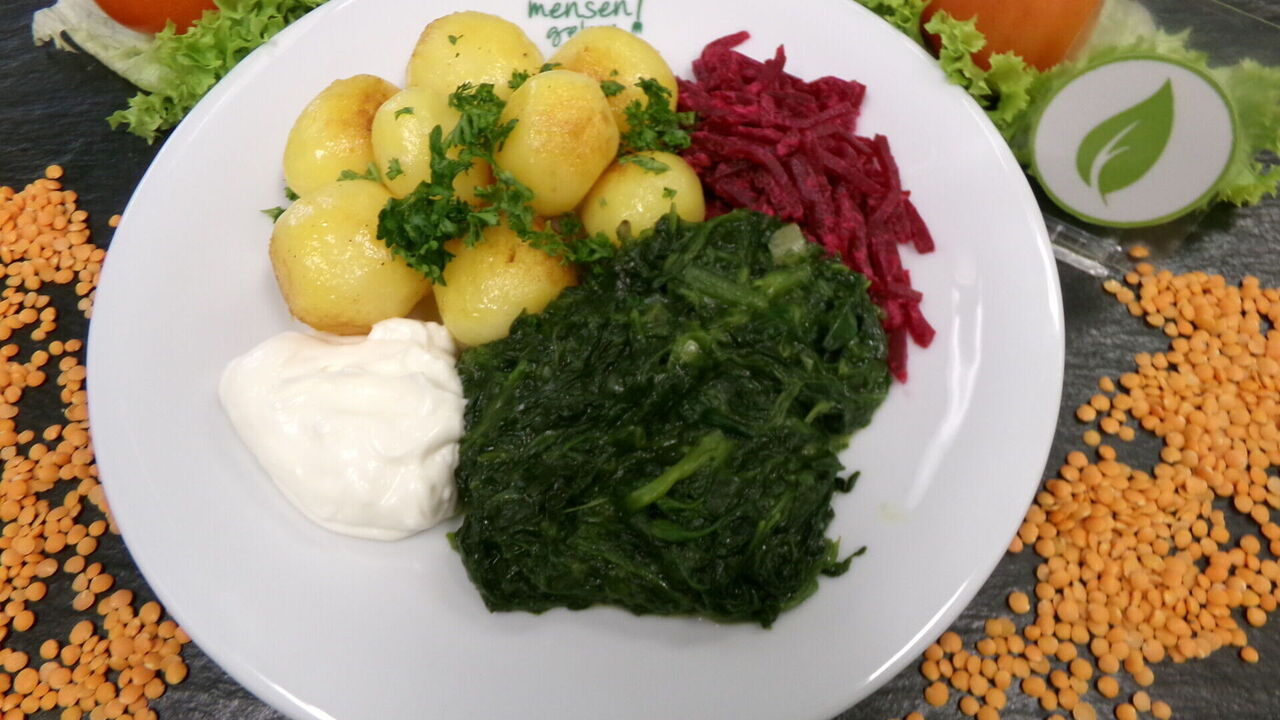 Kleine Kartoffeln mit Blattspinat, dazu Aioli (A, A4, F, H, H1) und Rote-Bete Salat (L)