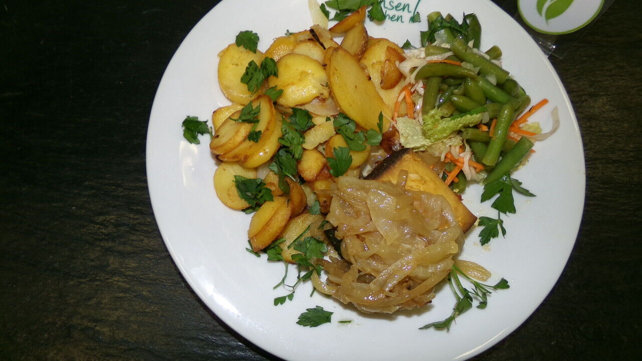 Tofu-Rostbrätel (A, A1, A3, F, J) mit Bratkartoffeln und Bohnensalat