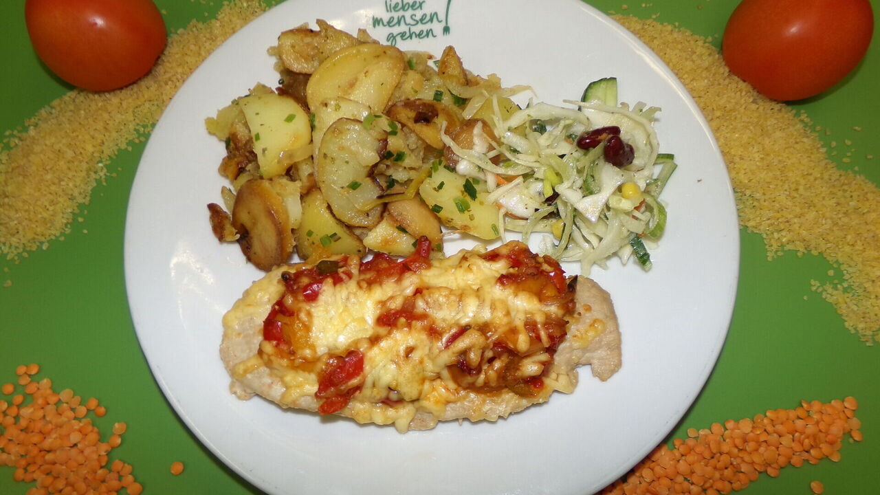 Barbecue Schnitzel (G, I) mit Röstkartoffeln und Salat (J)