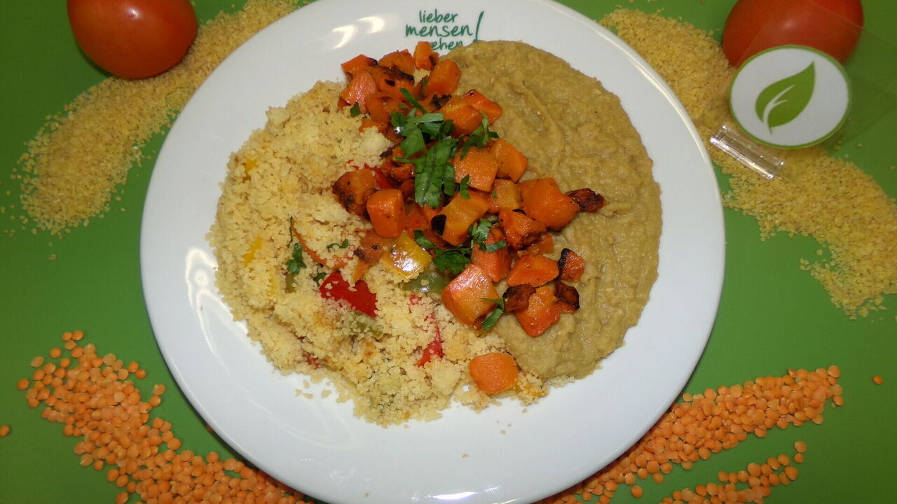 Gebratene Karotten auf Hummus (F, K), dazu Aprikosen-Linsencouscous (A, A1)