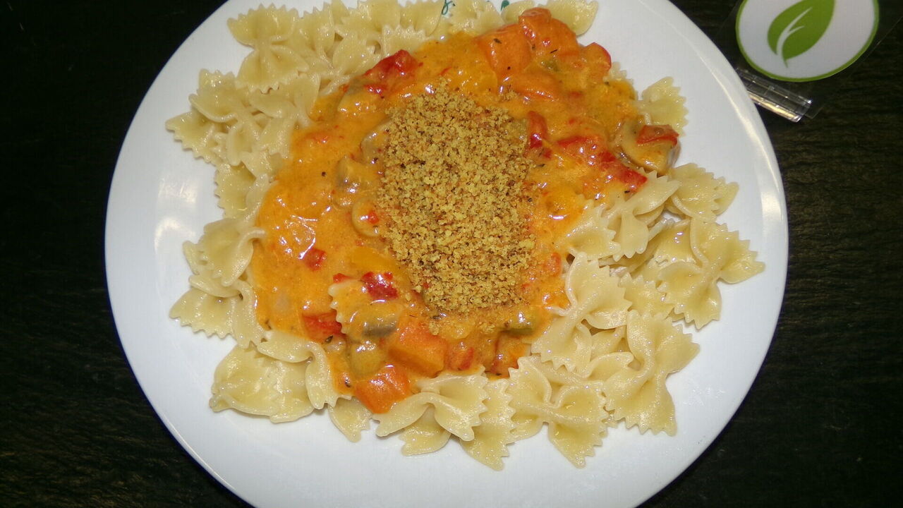 Pasta (A, A1) mit Tomatensoße, Paprika und Champignons (F), dazu geröstete Semmelbrösel (A, A1)