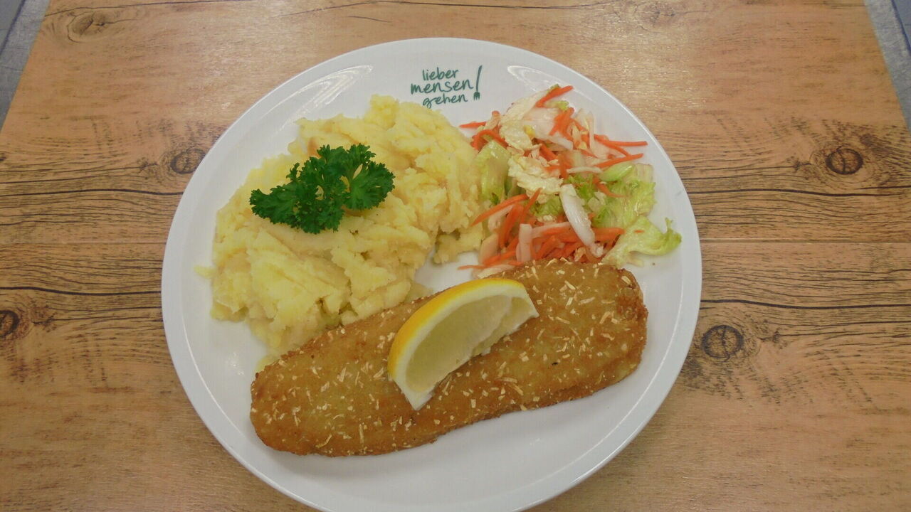 Seelachsfilet in Kartoffelpanade (A, A1, D, L) mit Kräuterbutter (G), dazu Stampfkartoffeln und Salat (J)