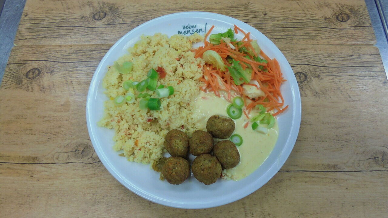 Falafel mit Couscous, Tortilla-Chip und Soja- Dip, dazu Salat (A, A1, F)