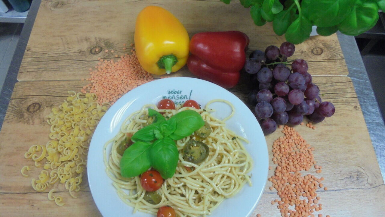 Spaghetti aglio e olio (A, A1) (auf Wunsch mit Parmesan(G))