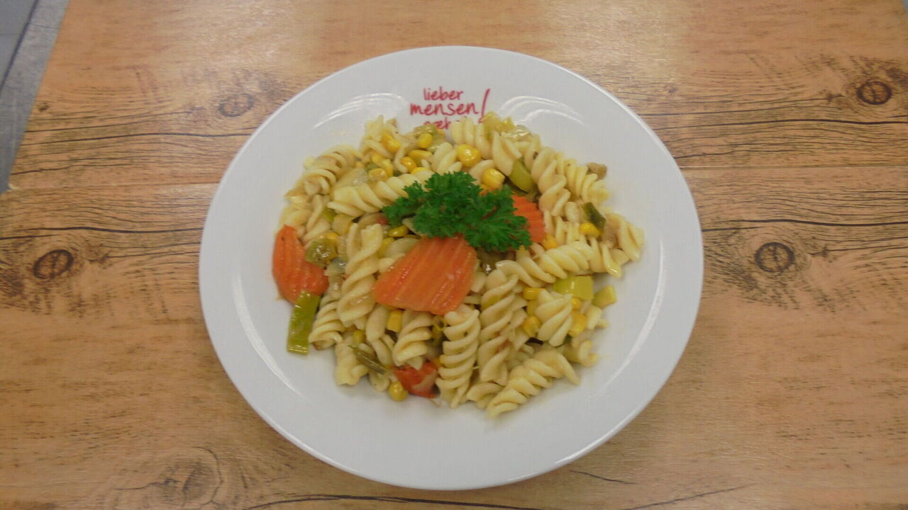 Nudelpfanne mit Zucchini, Paprika und Mais (A, A1)